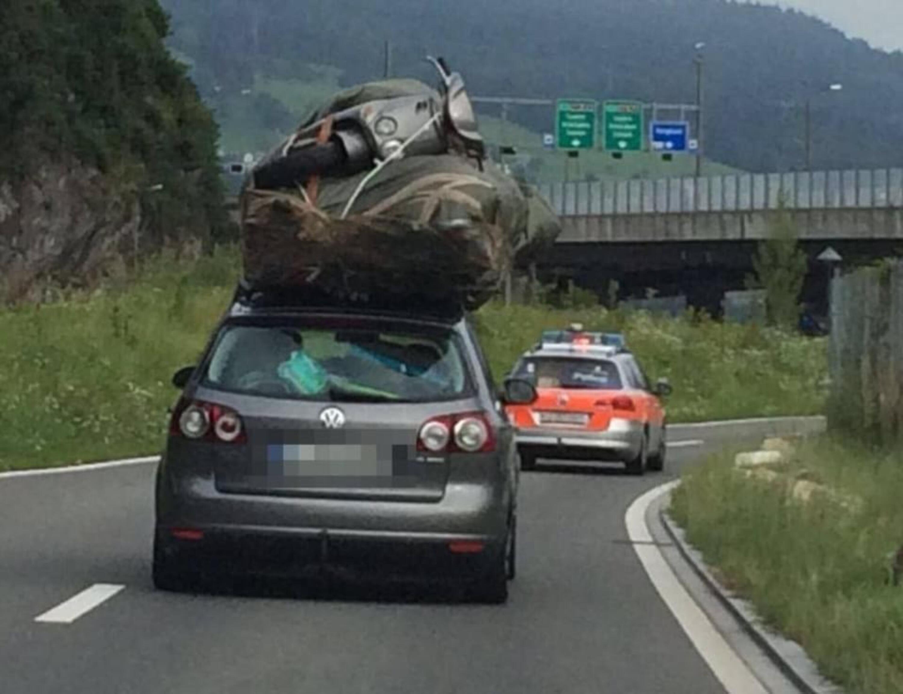 Polizia svizzera blocca tedesco esagerato: sul tetto della VW Golf persino lo scooter