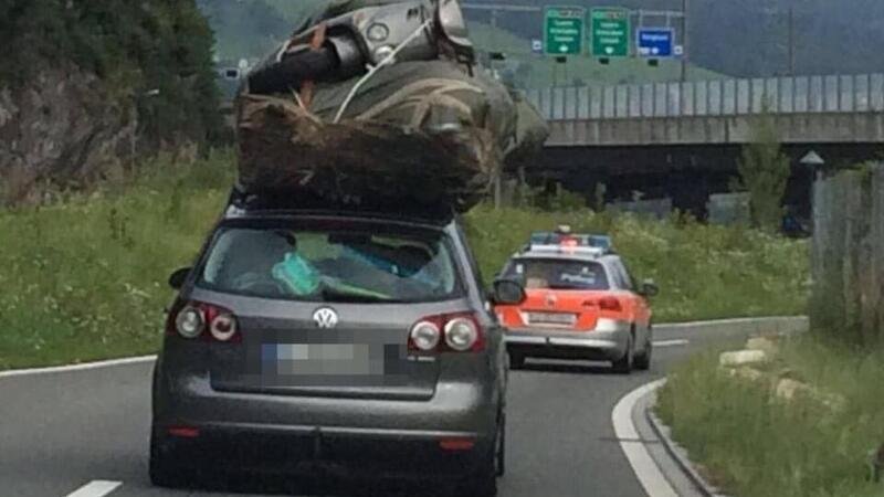 Polizia svizzera blocca tedesco esagerato: sul tetto della VW Golf persino lo scooter