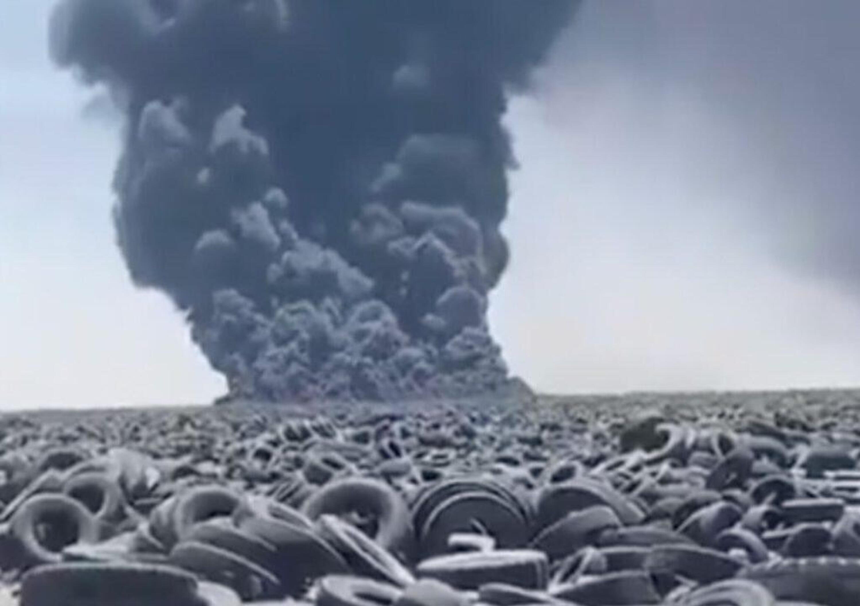 Brucia il pi&ugrave; grande deposito di pneumatici del mondo