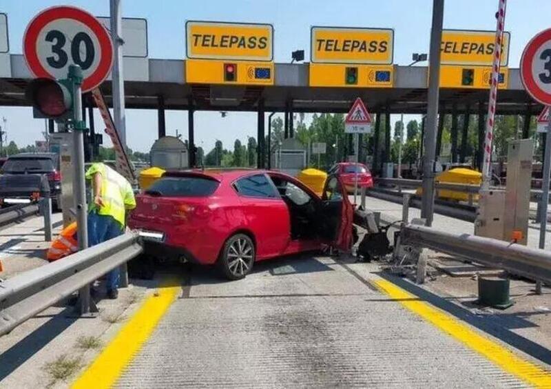 Incidente al casello, auto incastrata tra le barriere