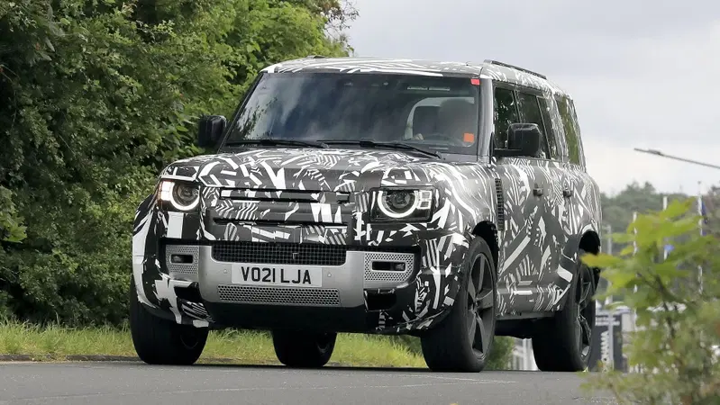 Land Rover Defender 130: le prime foto spia