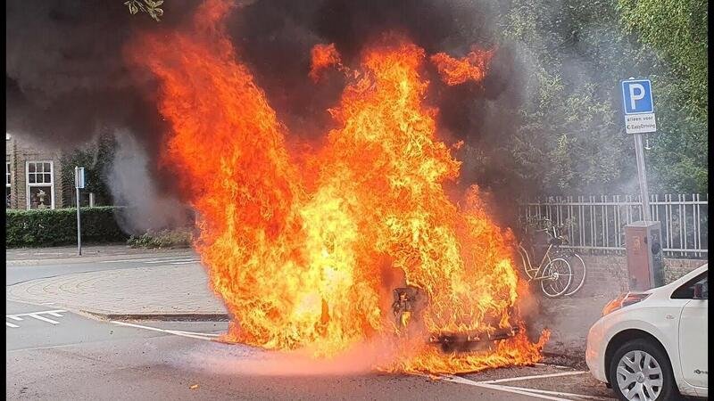 Brutto incendio per una Volkswagen ID.3: il video dell&#039;elettrica a fuoco [dopo la ricarica]