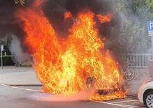 Brutto incendio per una Volkswagen ID.3: il video dell'elettrica a fuoco [dopo la ricarica]