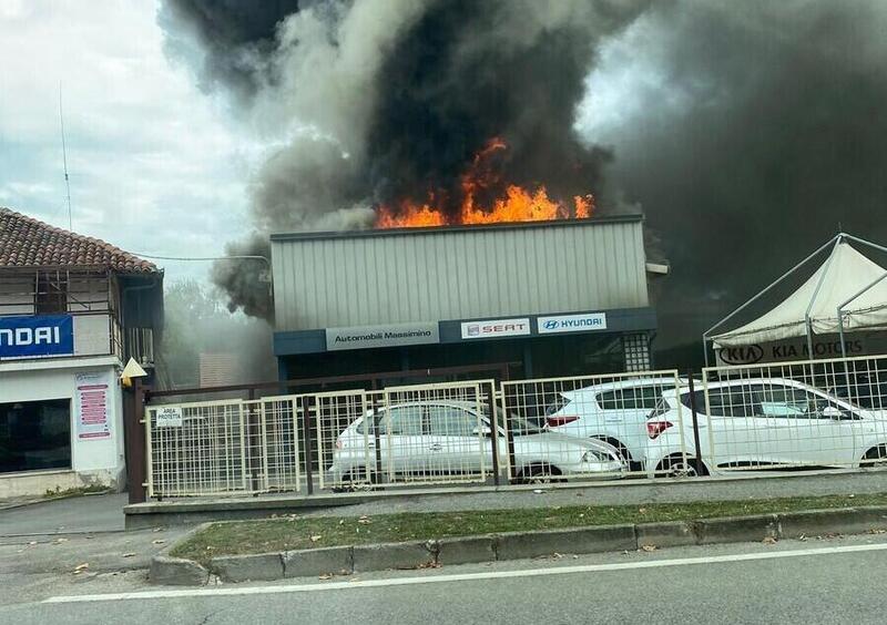 Savigliano, incendio alla concessionaria auto Massimino: si teme per le auto Gpl