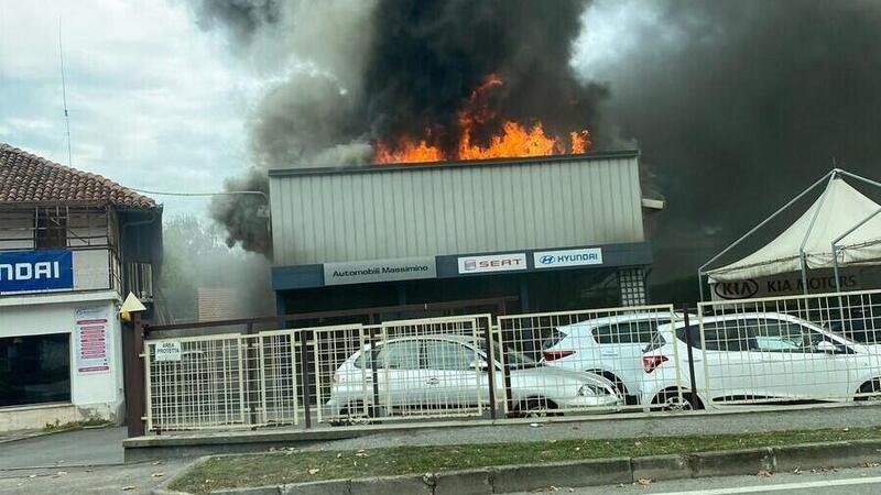 Savigliano, incendio alla concessionaria auto Massimino: si teme per le auto Gpl