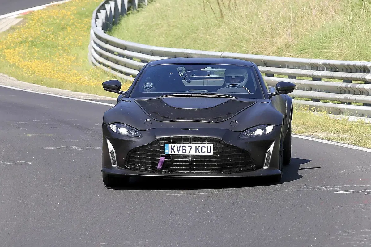 La nuova Aston Martin, Vantage RS V12