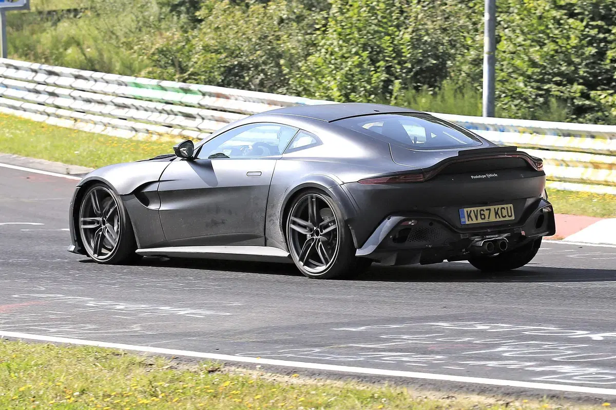 La nuova Aston Martin, Vantage RS V12 (4)