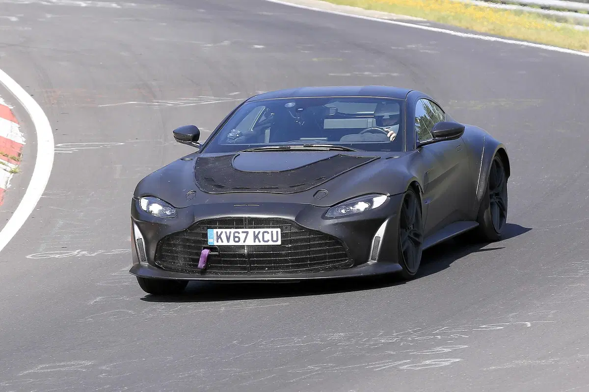 La nuova Aston Martin, Vantage RS V12 (2)