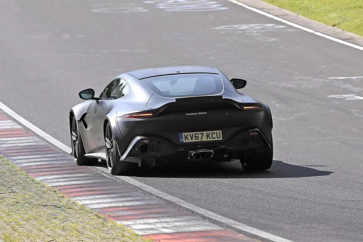 La nuova Aston Martin, Vantage RS V12 (3)