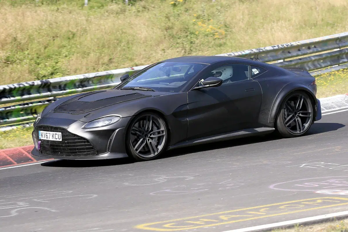 La nuova Aston Martin, Vantage RS V12 (5)