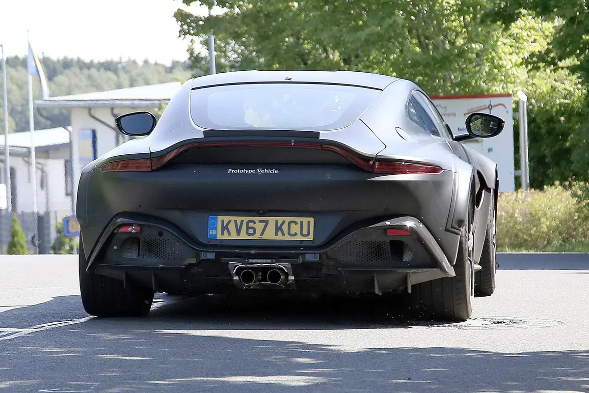 La nuova Aston Martin, Vantage RS V12 (8)