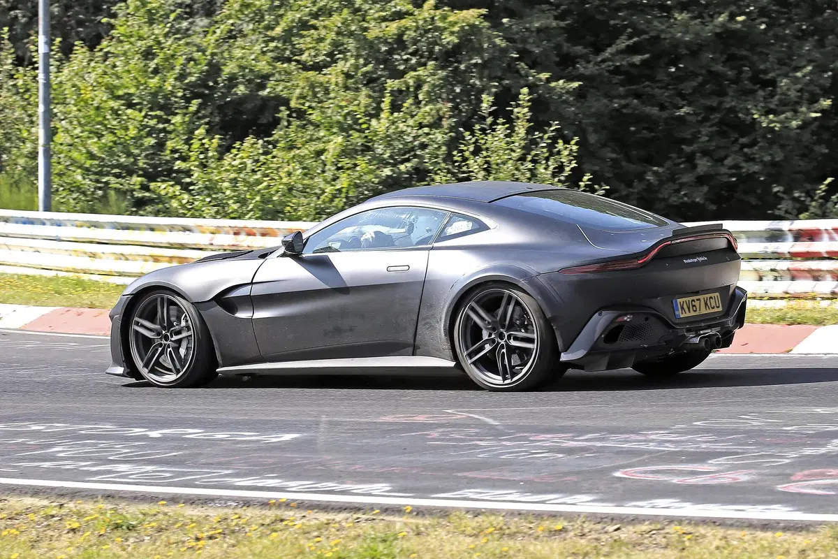 La nuova Aston Martin, Vantage RS V12 (6)
