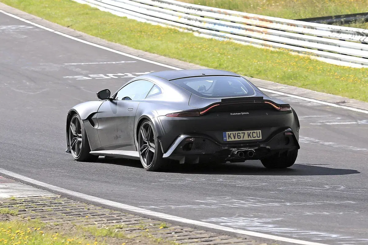 La nuova Aston Martin, Vantage RS V12 (9)