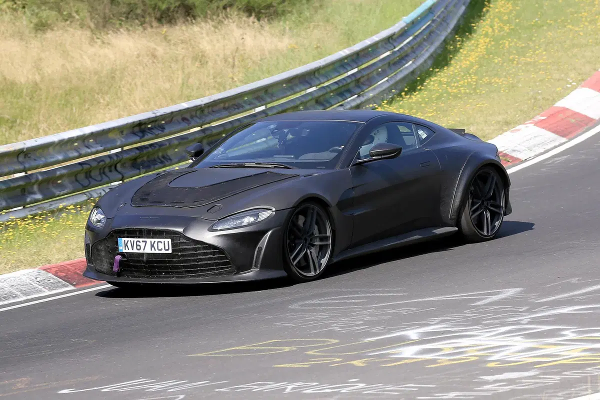 La nuova Aston Martin, Vantage RS V12 (7)