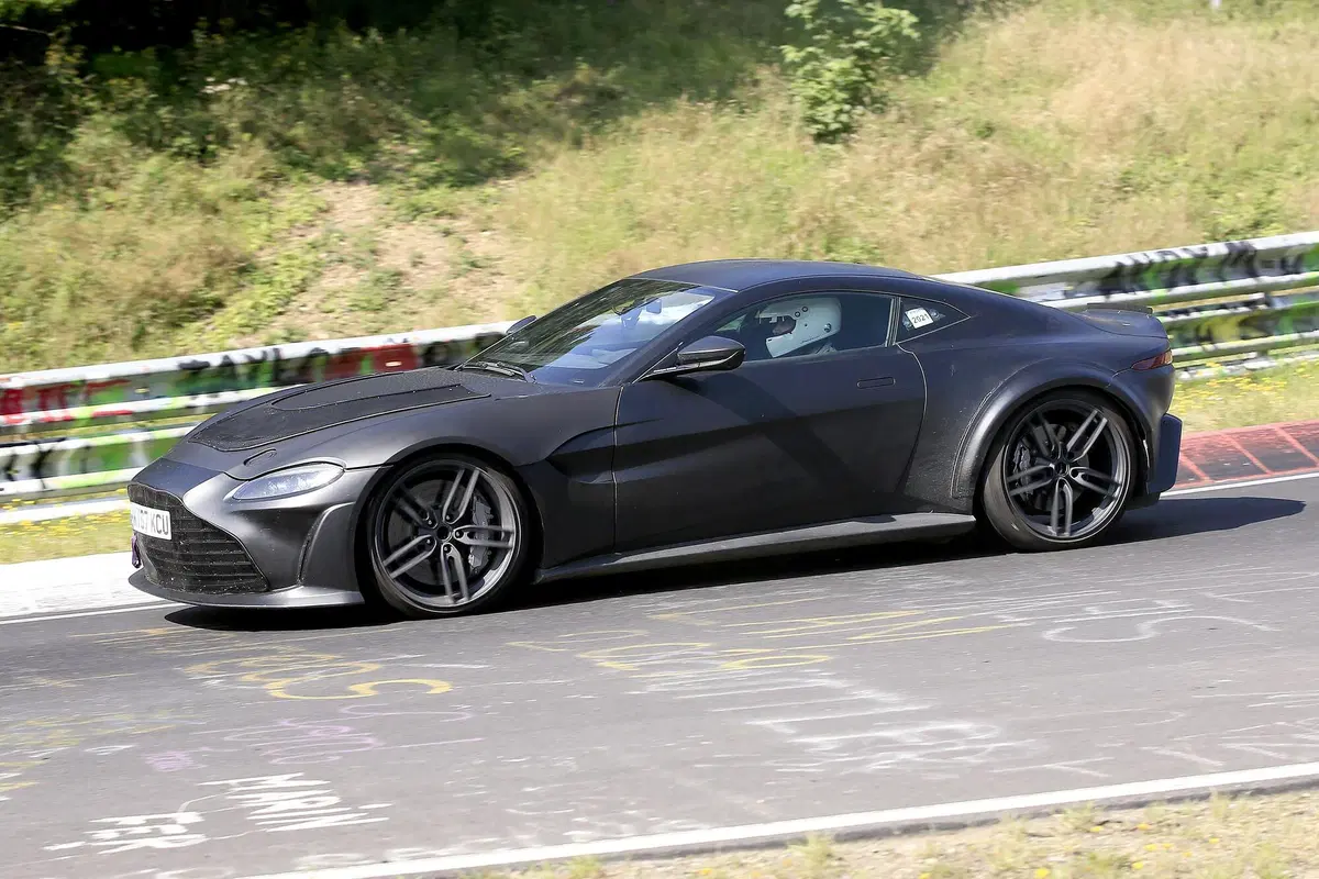 La nuova Aston Martin, Vantage RS V12 (10)