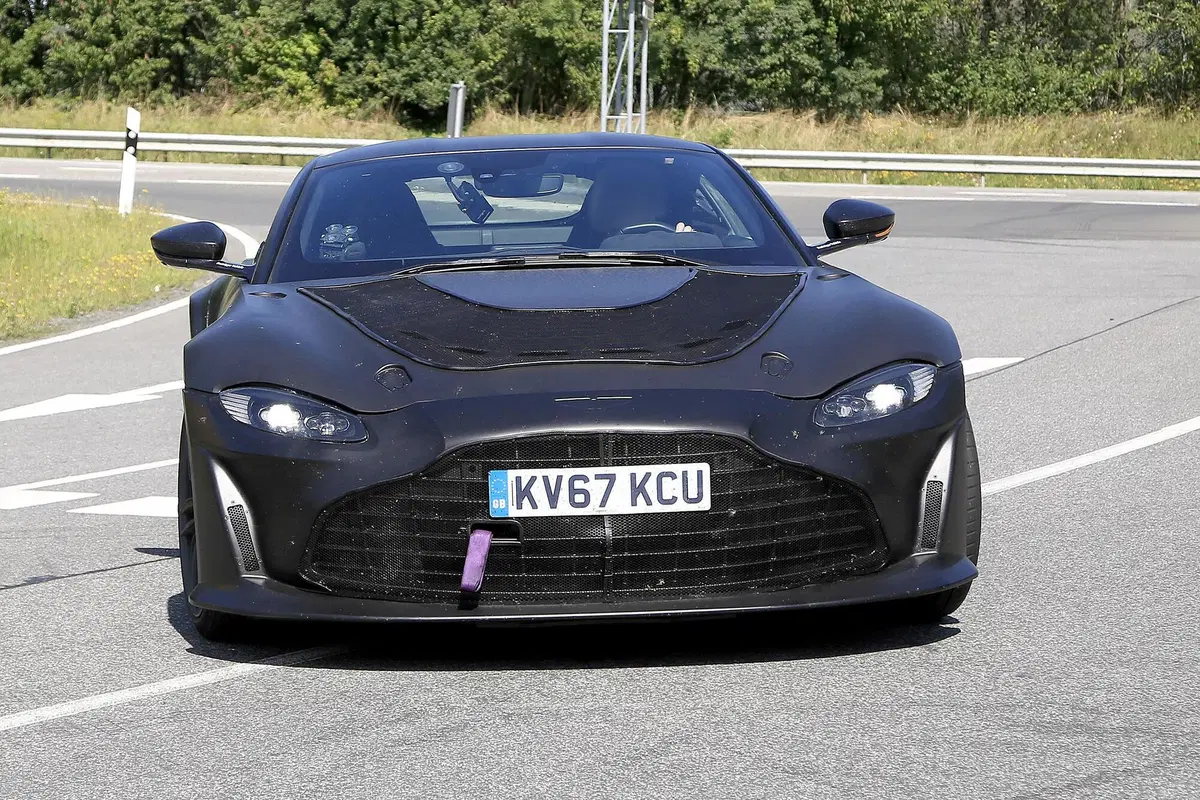 La nuova Aston Martin, Vantage RS V12 (11)