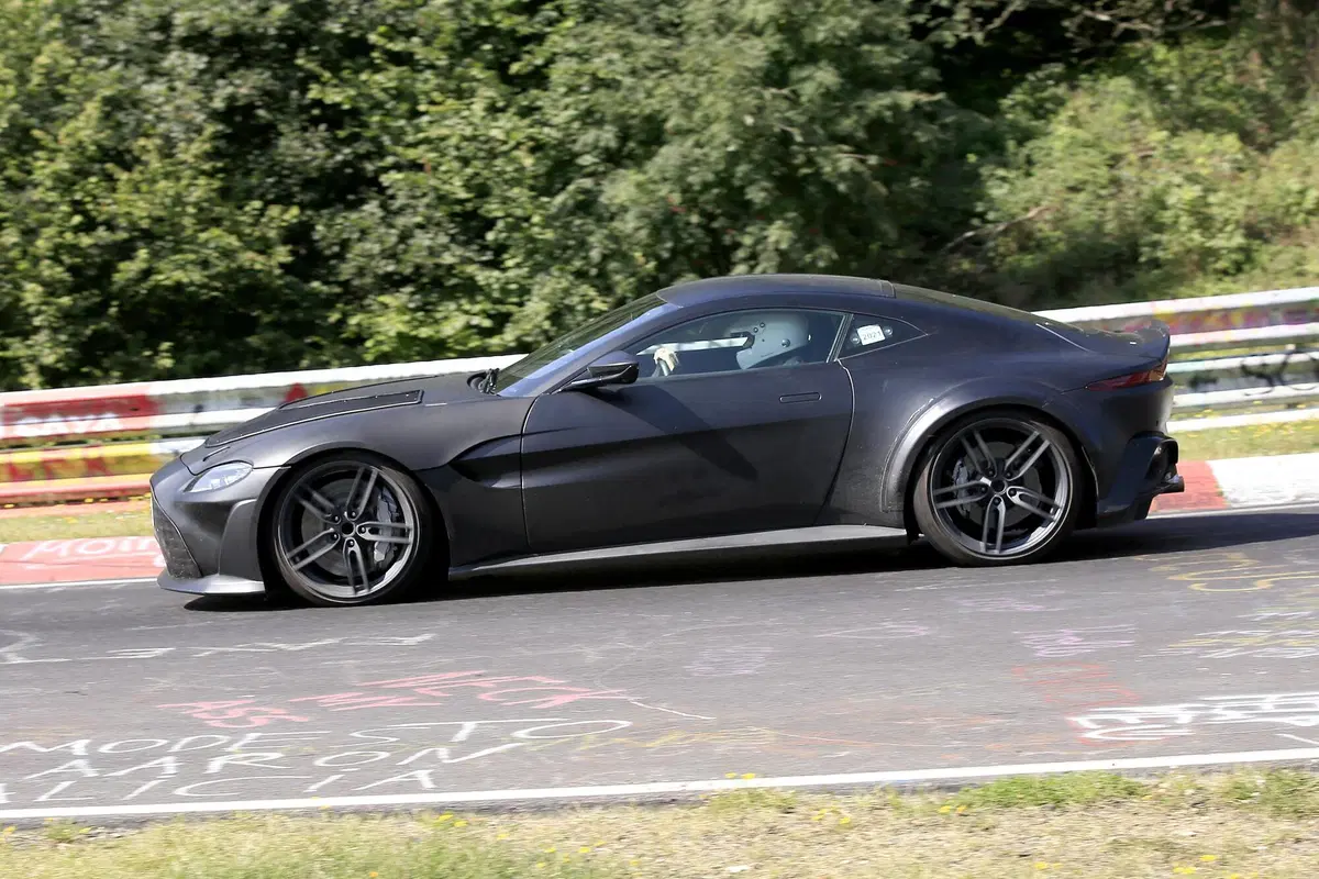 La nuova Aston Martin, Vantage RS V12 (12)