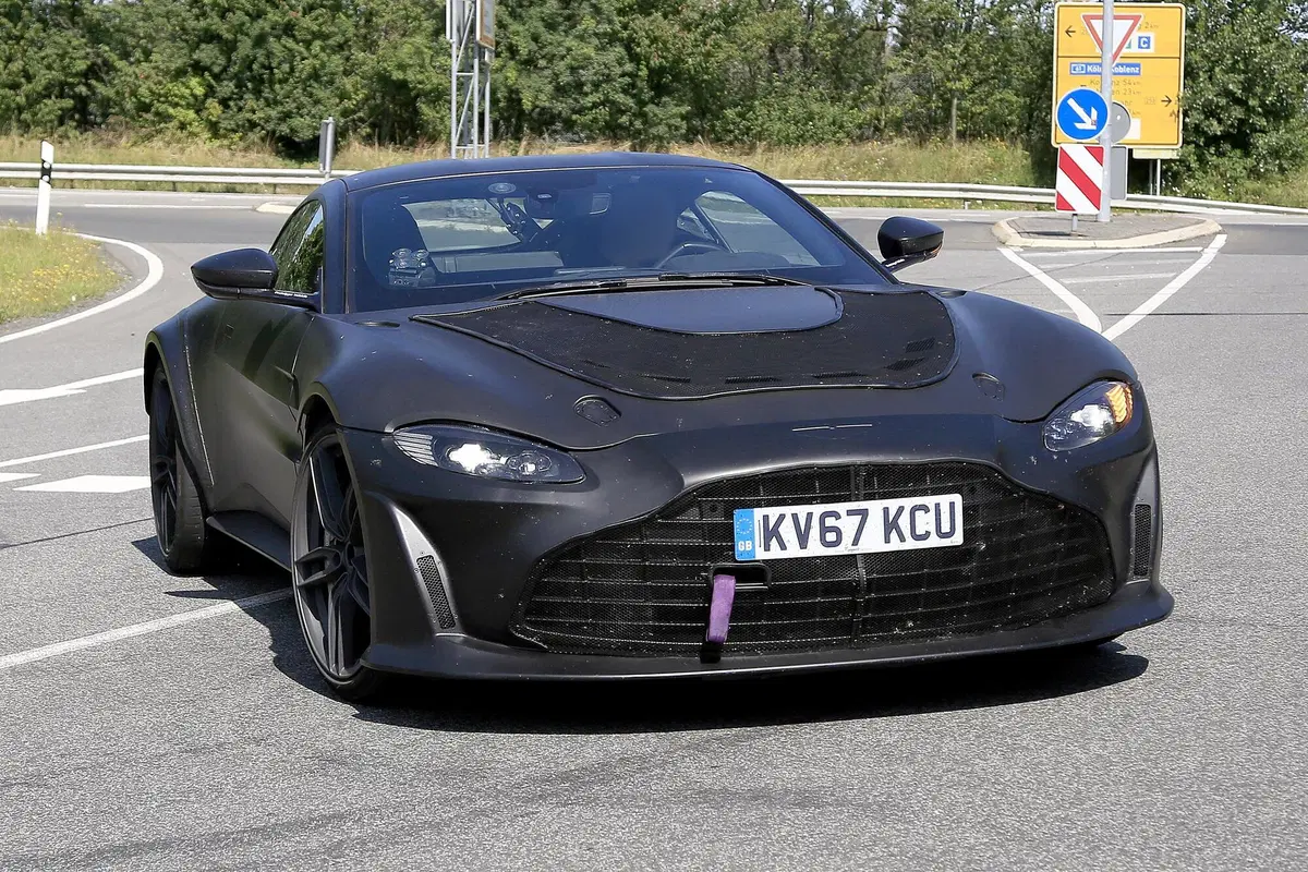La nuova Aston Martin, Vantage RS V12 (13)