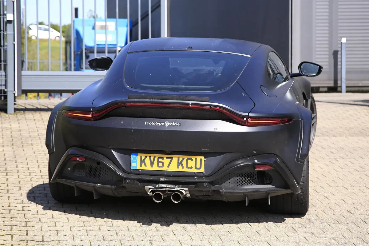 La nuova Aston Martin, Vantage RS V12 (14)