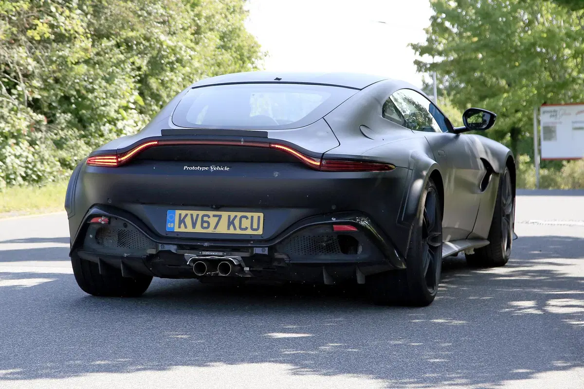 La nuova Aston Martin, Vantage RS V12 (15)