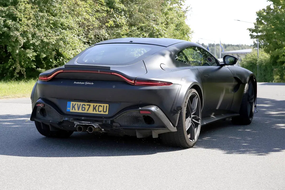 La nuova Aston Martin, Vantage RS V12 (16)