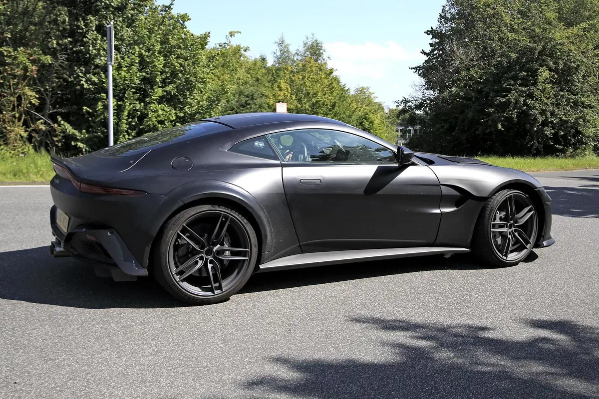 La nuova Aston Martin, Vantage RS V12 (17)