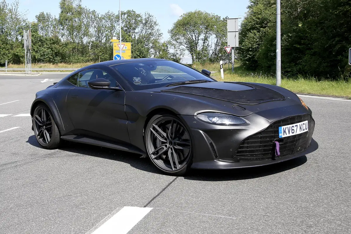 La nuova Aston Martin, Vantage RS V12 (18)