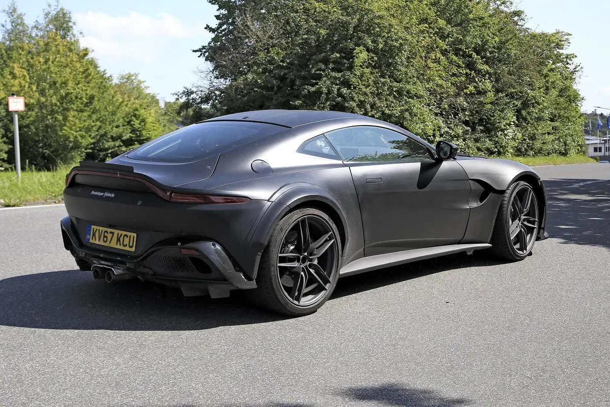 La nuova Aston Martin, Vantage RS V12 (19)