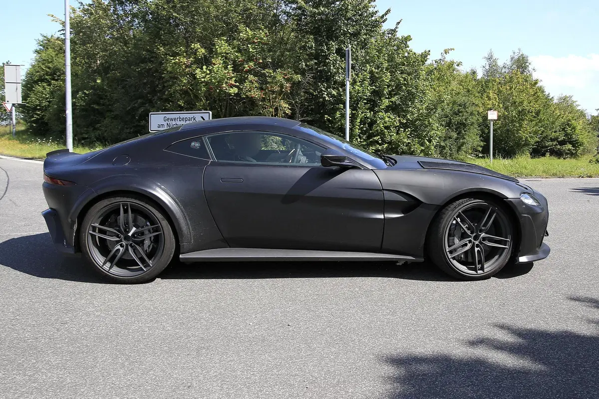 La nuova Aston Martin, Vantage RS V12 (20)