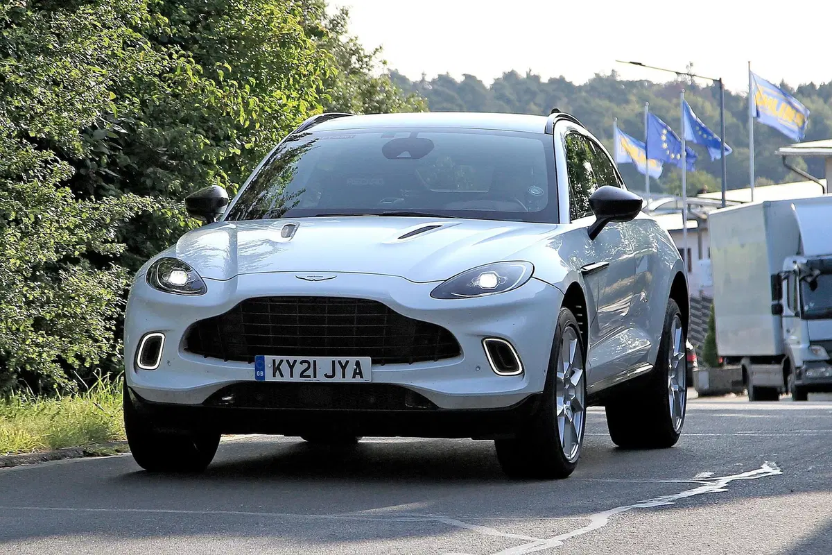 Aston Martin DBX, le foto spia della versione ibrida plug-in (2)