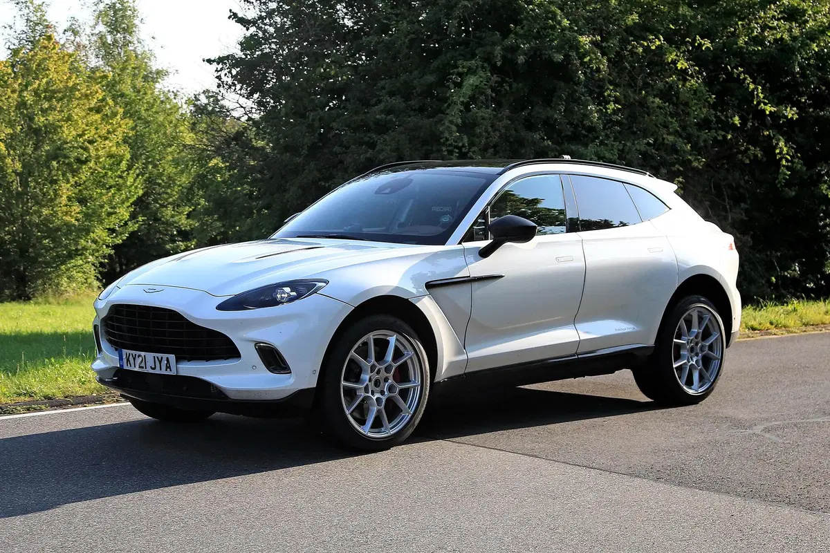 Aston Martin DBX, le foto spia della versione ibrida plug-in (3)