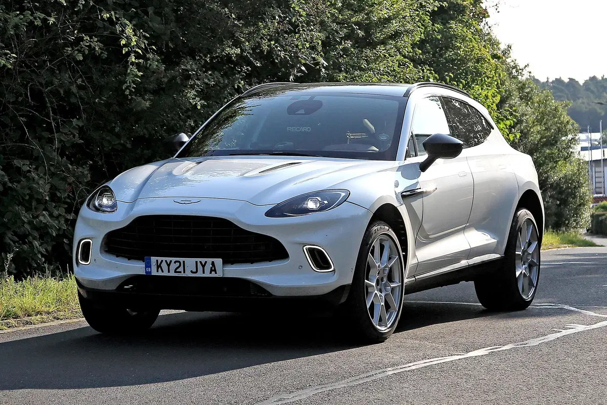 Aston Martin DBX, le foto spia della versione ibrida plug-in (4)