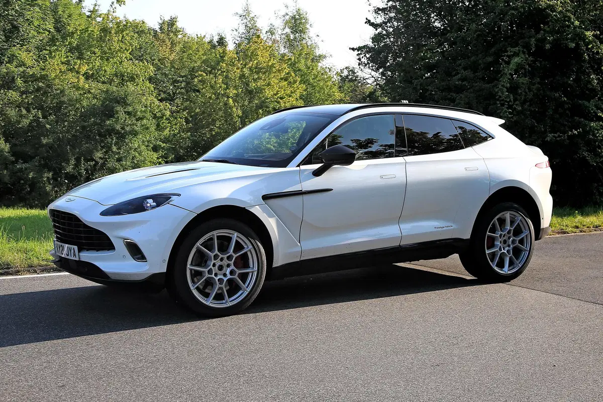 Aston Martin DBX, le foto spia della versione ibrida plug-in (5)