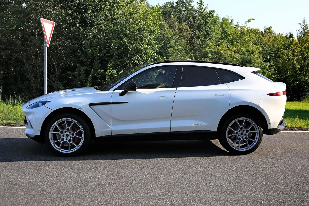 Aston Martin DBX, le foto spia della versione ibrida plug-in (6)