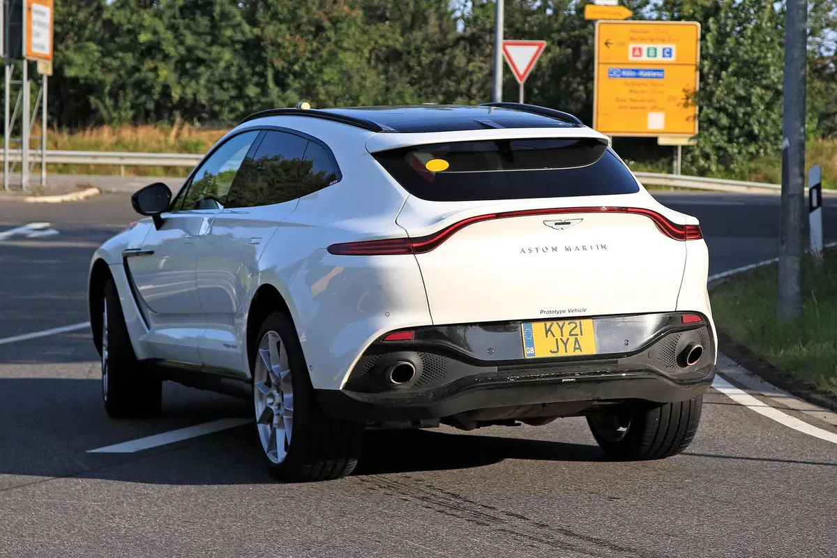 Aston Martin DBX, le foto spia della versione ibrida plug-in (8)