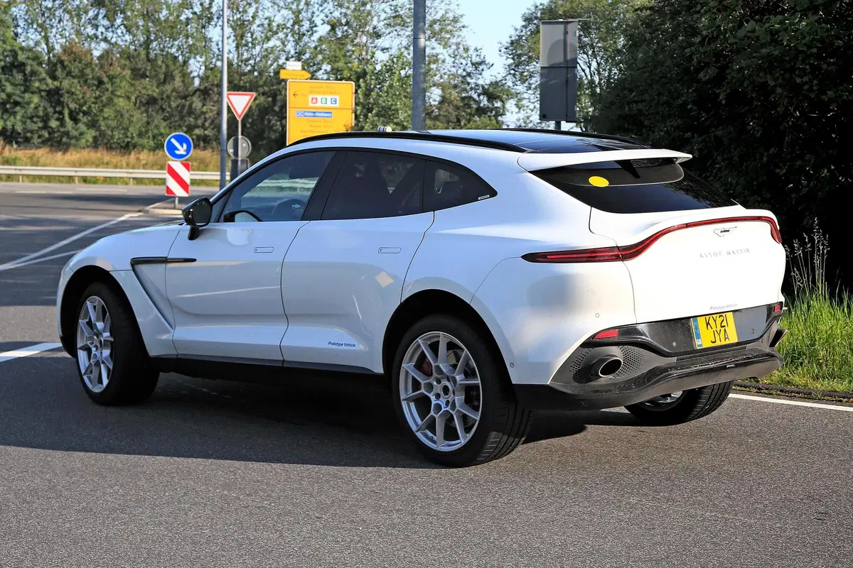 Aston Martin DBX, le foto spia della versione ibrida plug-in (7)