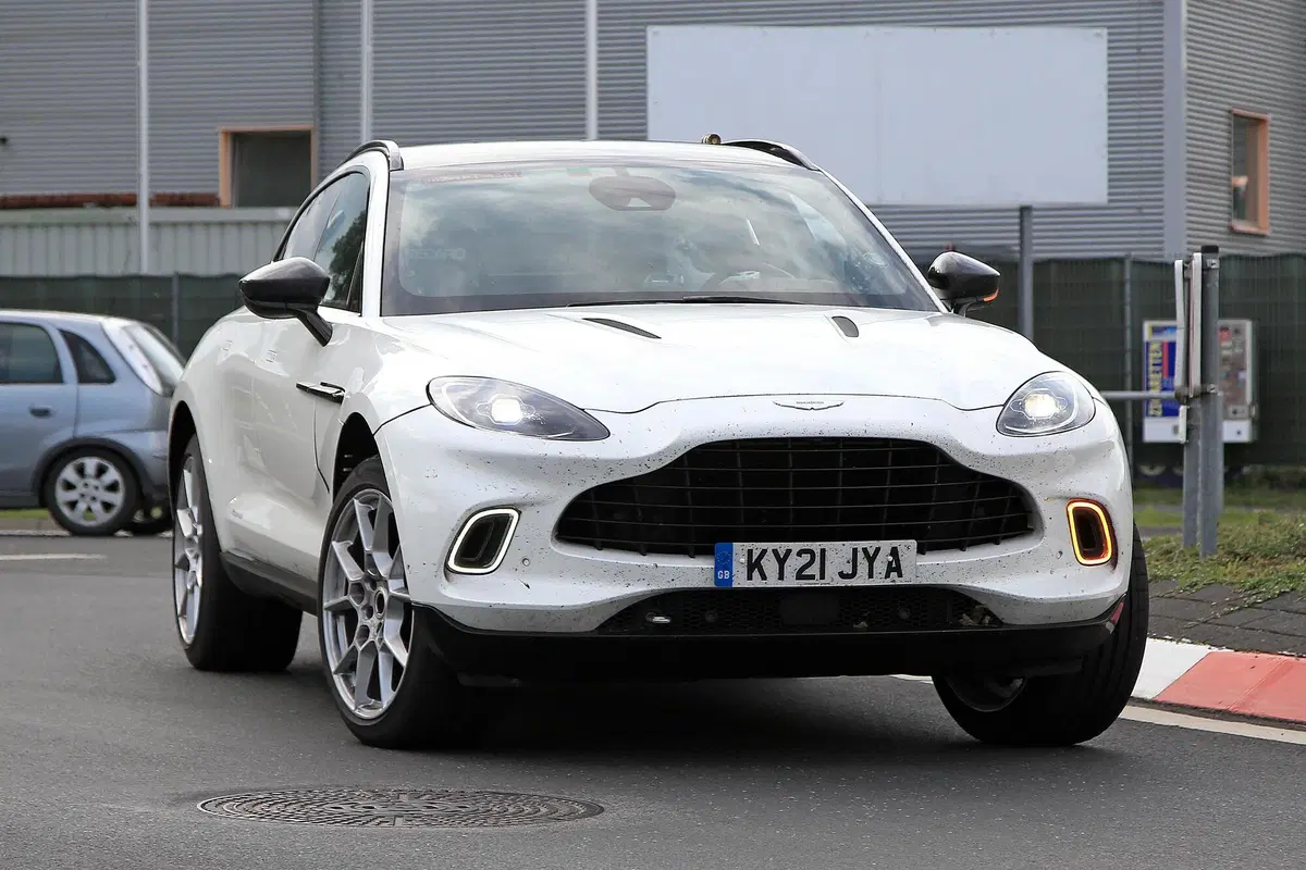Aston Martin DBX, le foto spia della versione ibrida plug-in (9)