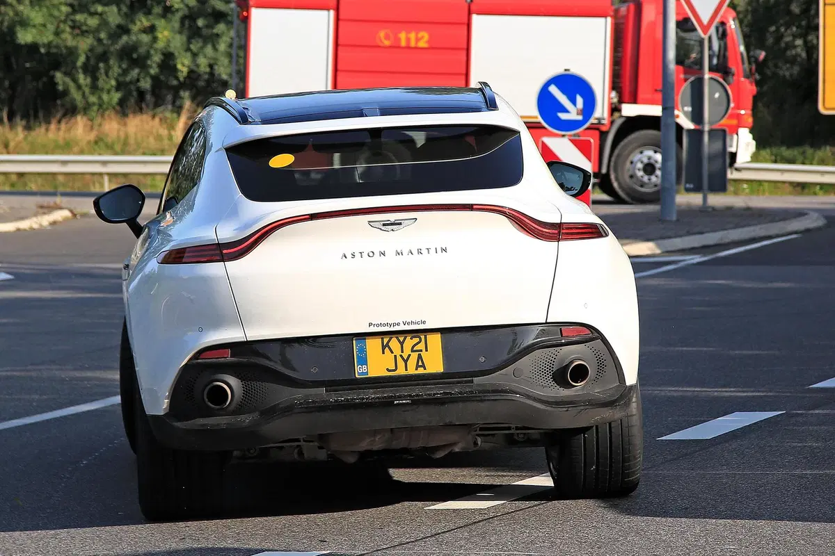 Aston Martin DBX, le foto spia della versione ibrida plug-in (10)