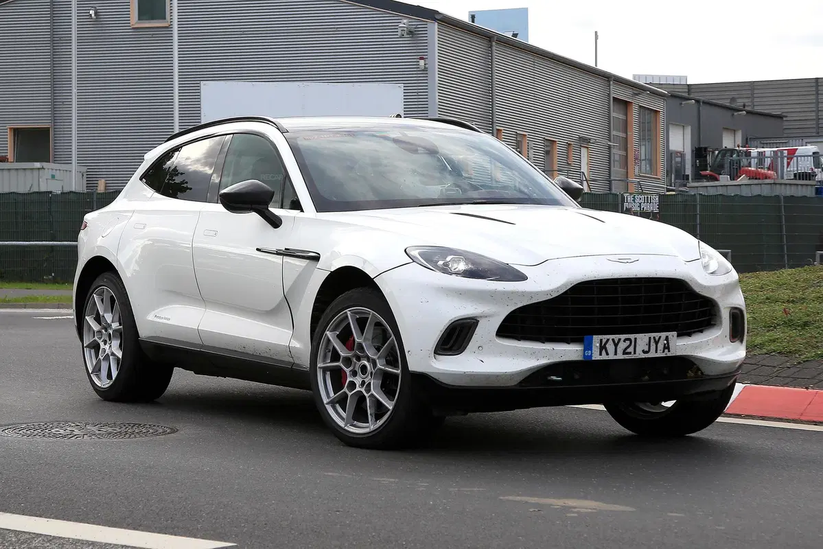 Aston Martin DBX, le foto spia della versione ibrida plug-in (11)