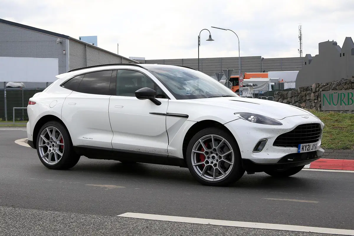 Aston Martin DBX, le foto spia della versione ibrida plug-in (12)