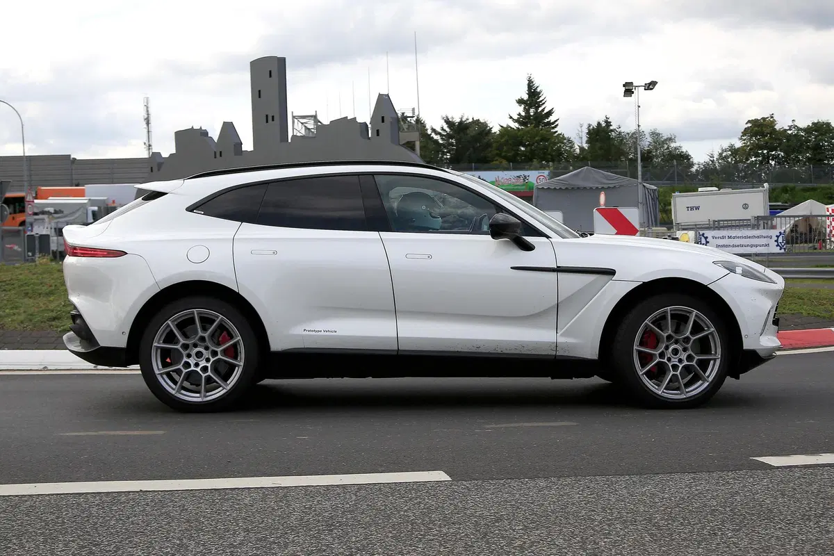 Aston Martin DBX, le foto spia della versione ibrida plug-in (13)