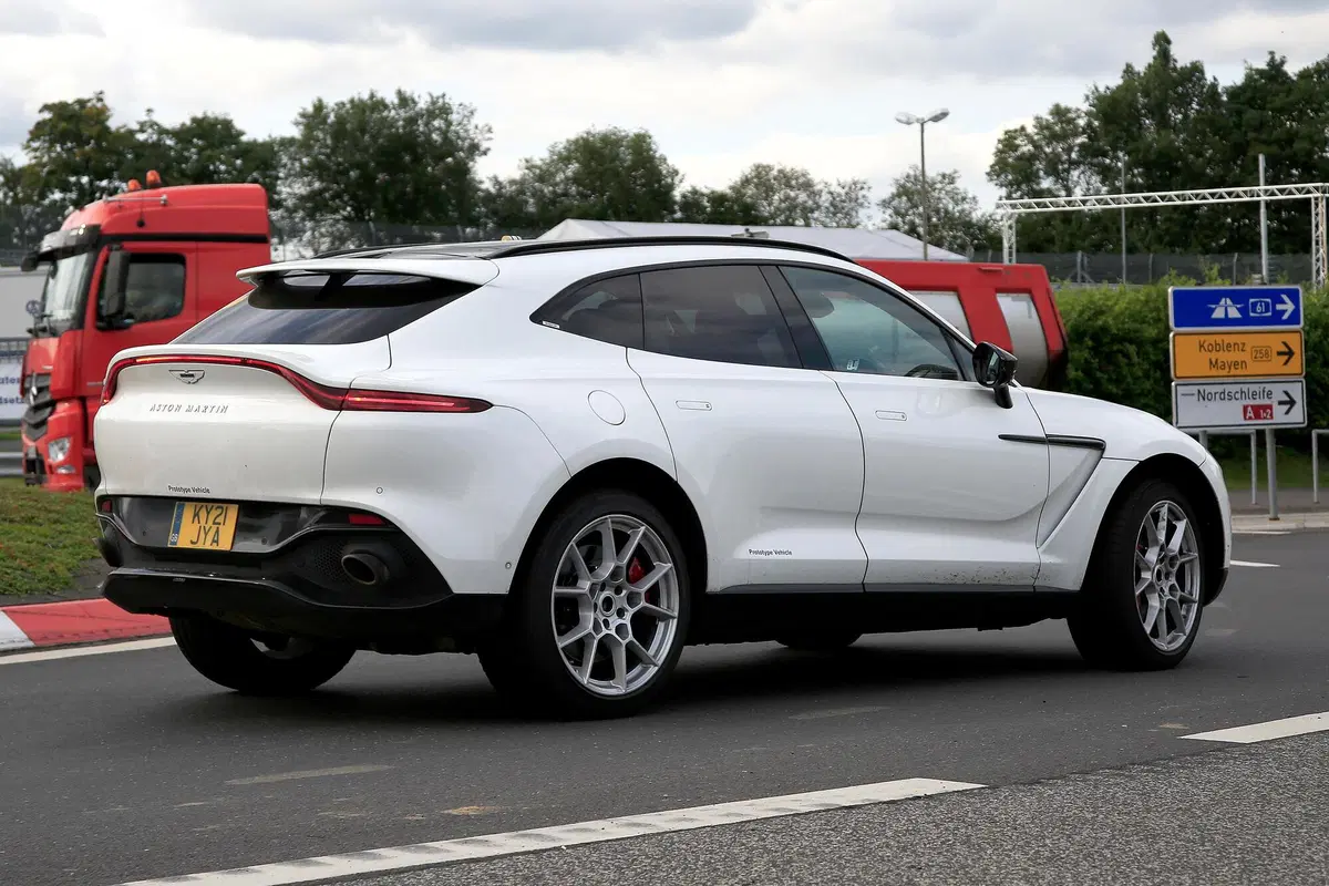 Aston Martin DBX, le foto spia della versione ibrida plug-in (14)