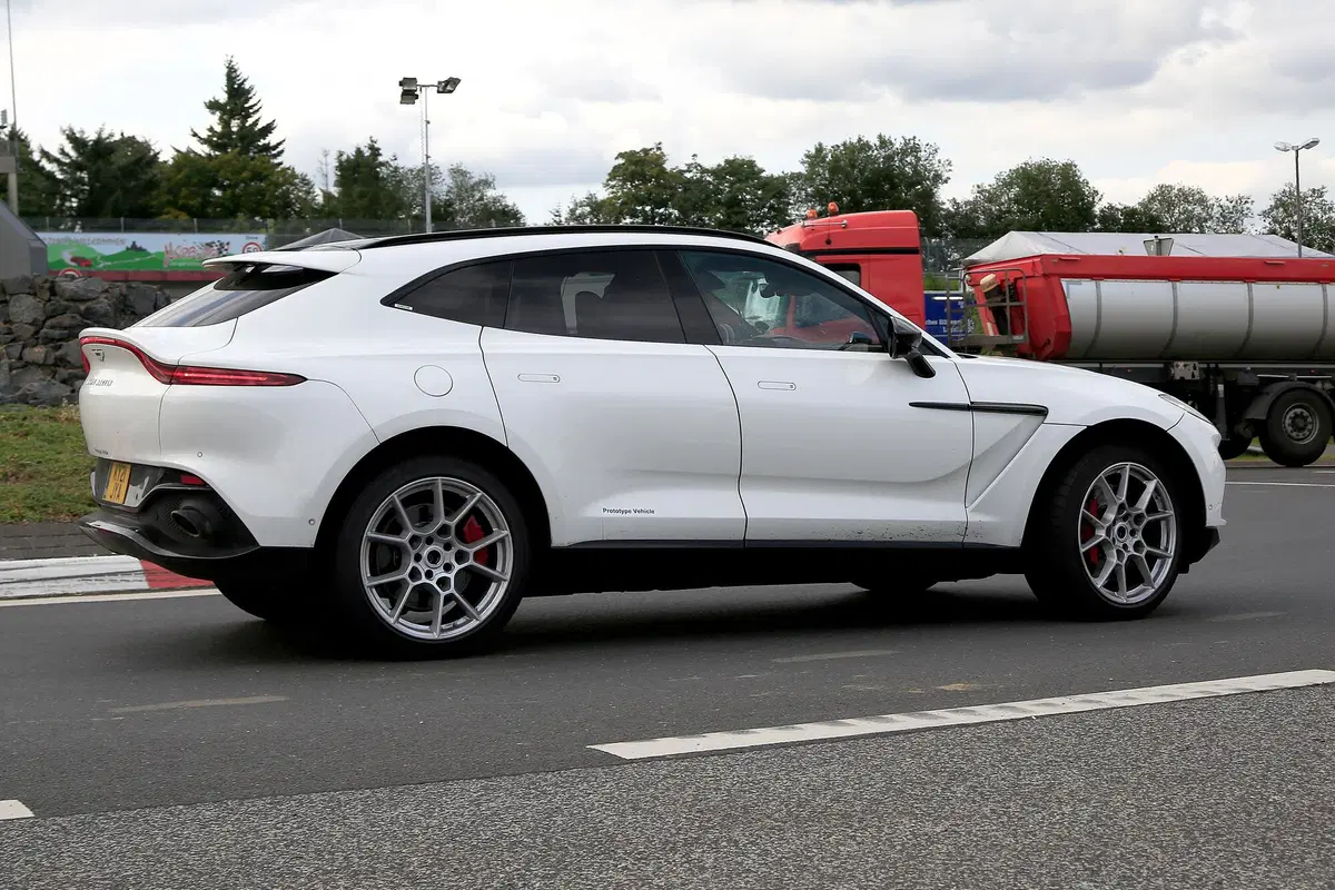 Aston Martin DBX, le foto spia della versione ibrida plug-in (15)