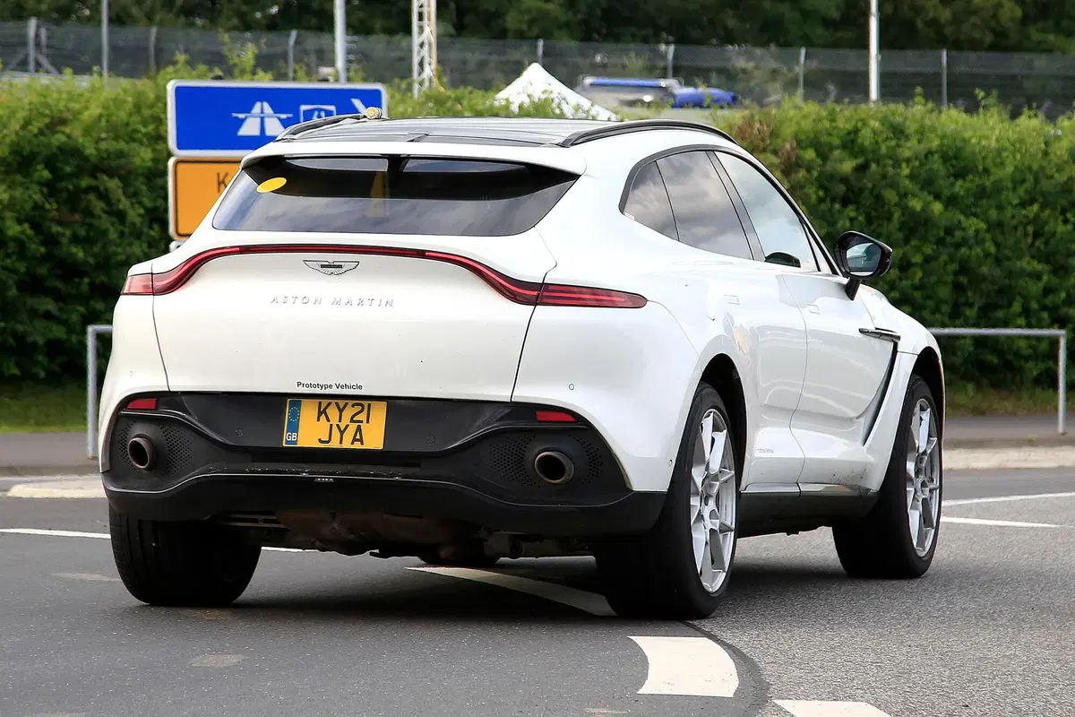 Aston Martin DBX, le foto spia della versione ibrida plug-in (16)