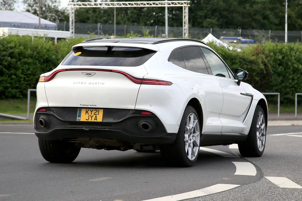 Aston Martin DBX, le foto spia della versione ibrida plug-in (17)