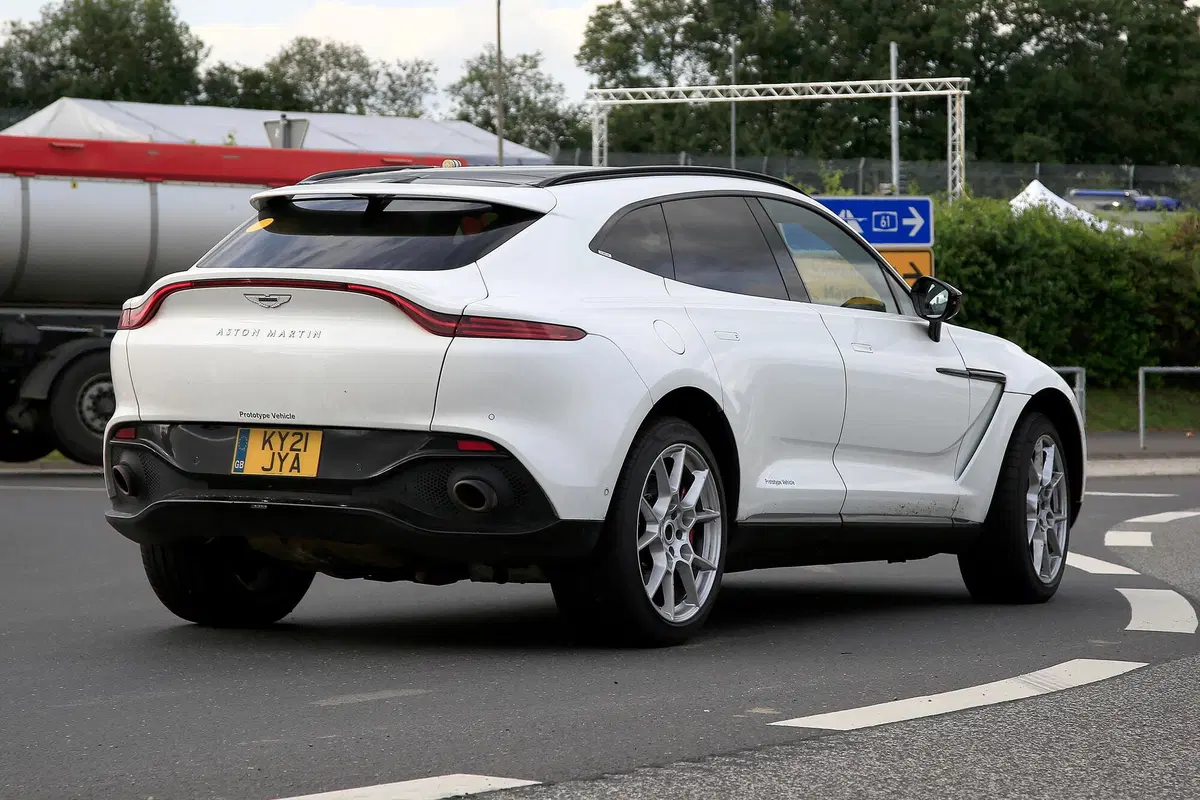Aston Martin DBX, le foto spia della versione ibrida plug-in (18)