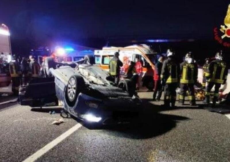 Ribaltamento sull&#039;A4: intera famiglia all&#039;ospedale e coda chilometrica [FOTO]