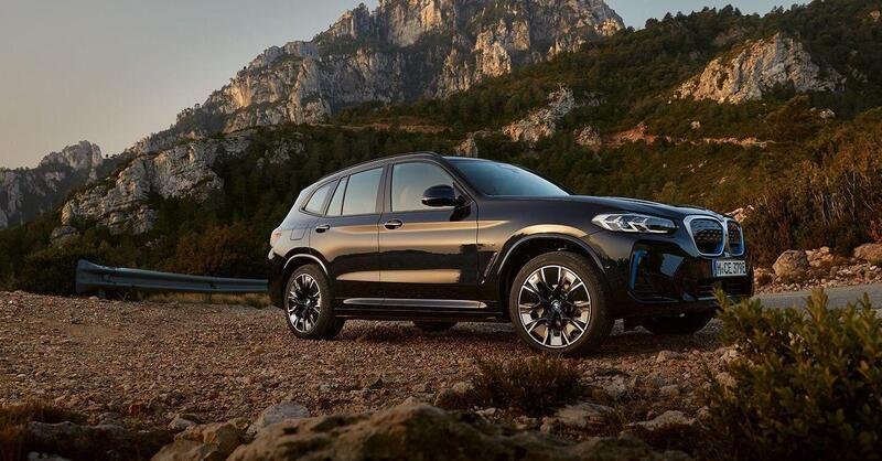 BMW iX3 restyling 2022: ecco le novit&agrave; del SUV elettrico