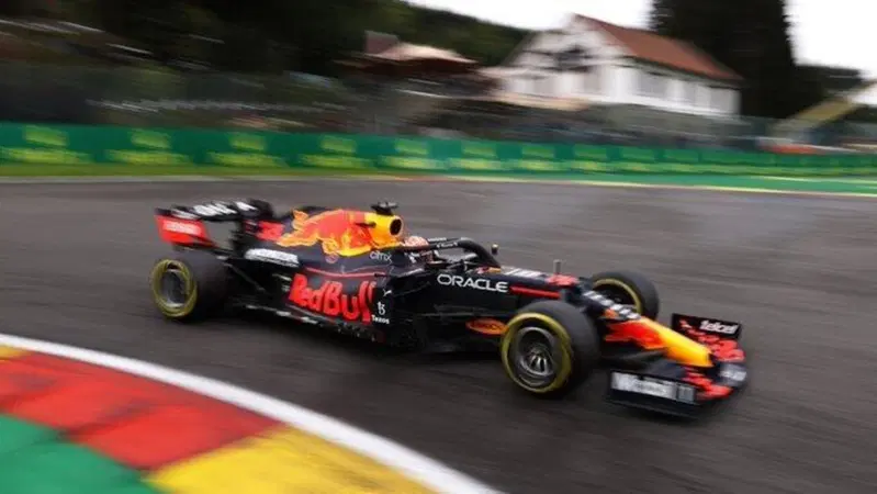 F1, Verstappen: "Ho perso il posteriore e sono finito a muro"