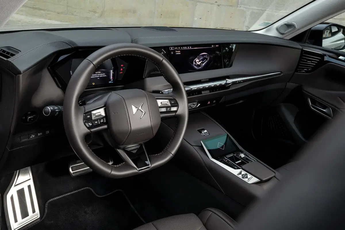 DS 4 si mostra nei suoi dettagli